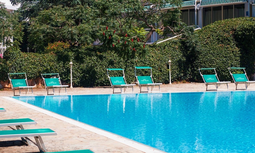 Image 1: ✈ LES POUILLES | Fasano - Sierra Silvana 4*, 4 nuit - Bord de mer