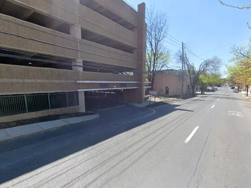 Parking at 940 Linden Deck - Primary Image
