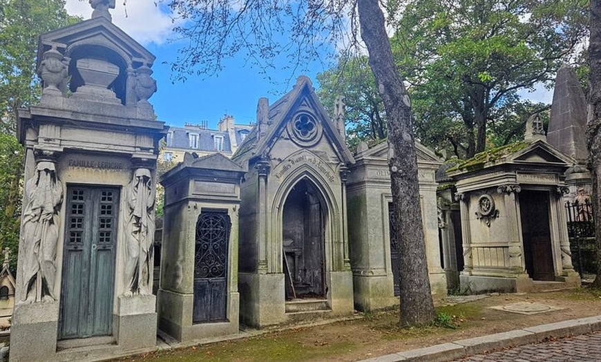 Image 9: Visite du cimetière du Père Lachaise, contes des tombes et crêpes