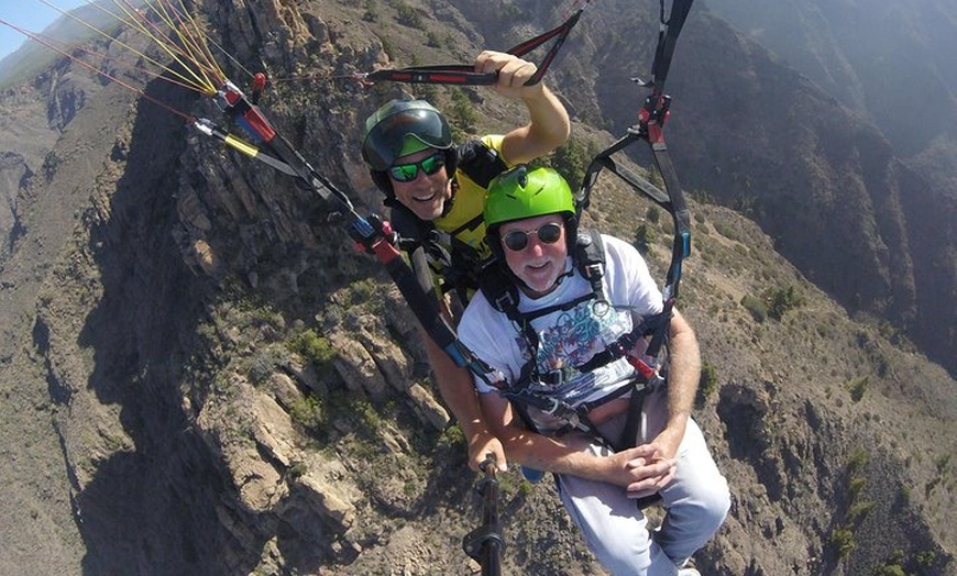 Image 21: Vuelo en tándem en parapente acrobático en la zona sur de Tenerife