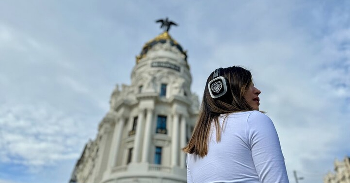 Experiencia de fiesta silenciosa de MADride Travel en Madrid