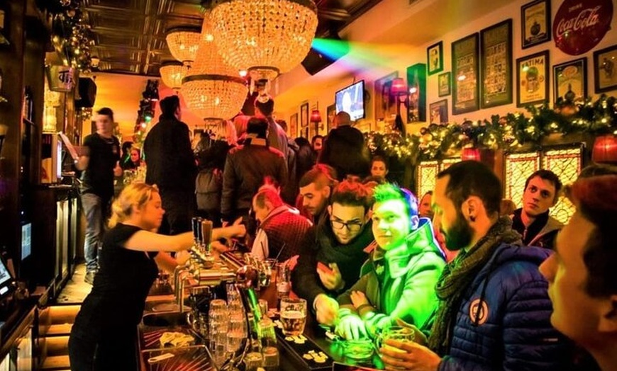 Image 3: Berlin : Silvester Pub Crawl mit 2 Stunden Open Bar