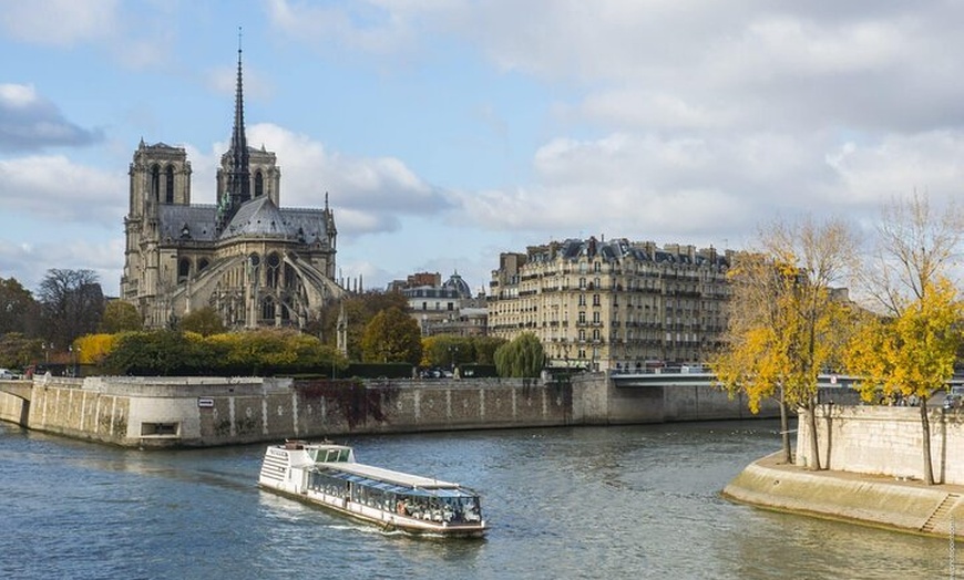 Image 3: Paris Christmas Seine Cruise 3 - Cours Déjeuner et dîner avec vin
