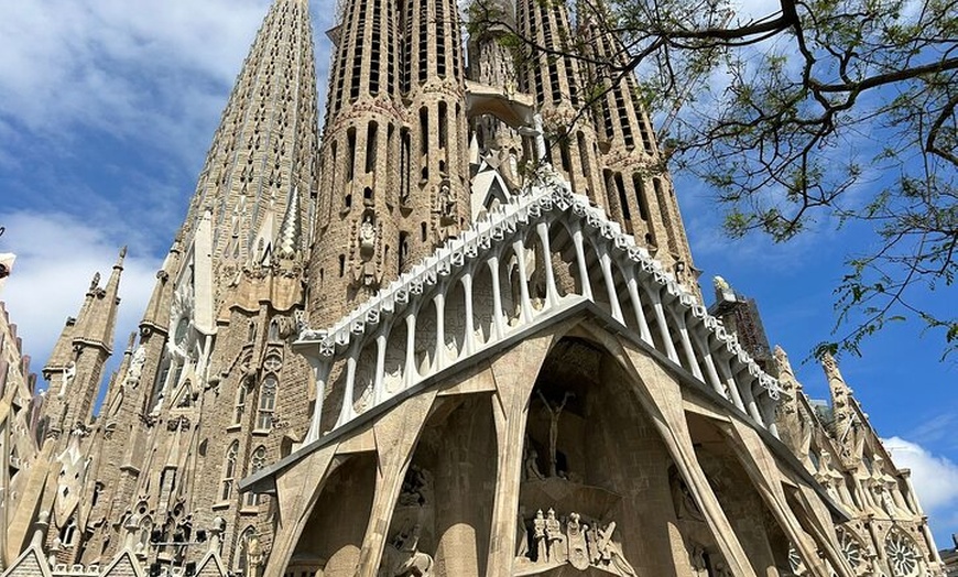 Image 8: Recorrido privado personalizado por la ciudad de Barcelona de día c...