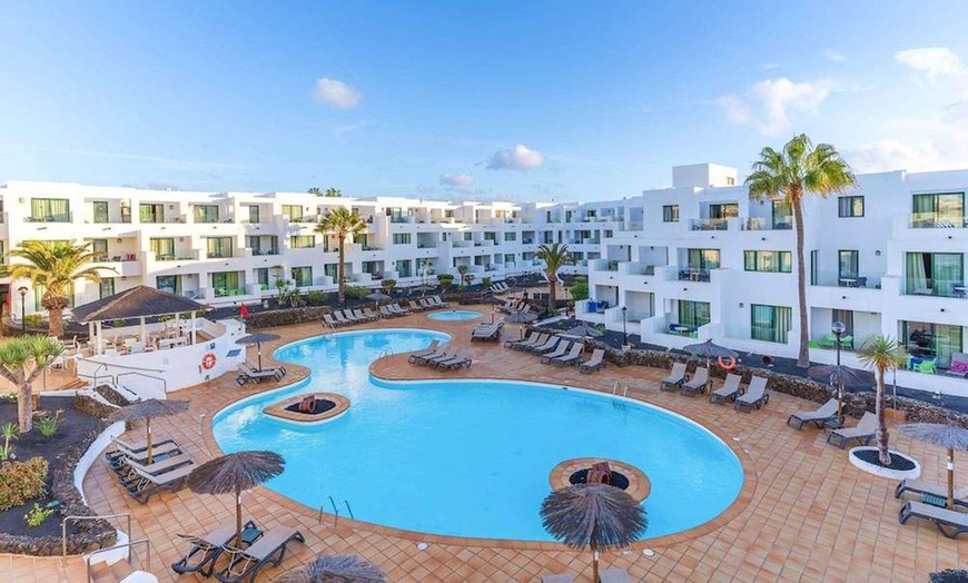 Image 1: ✈ LANZAROTE | Costa Teguise - Galeón Playa 3*, 4 nachten - Stadscen...