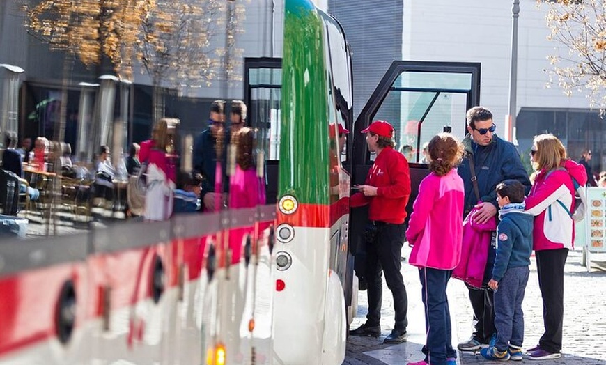 Image 5: Granada City Tour Subir y bajar del tren