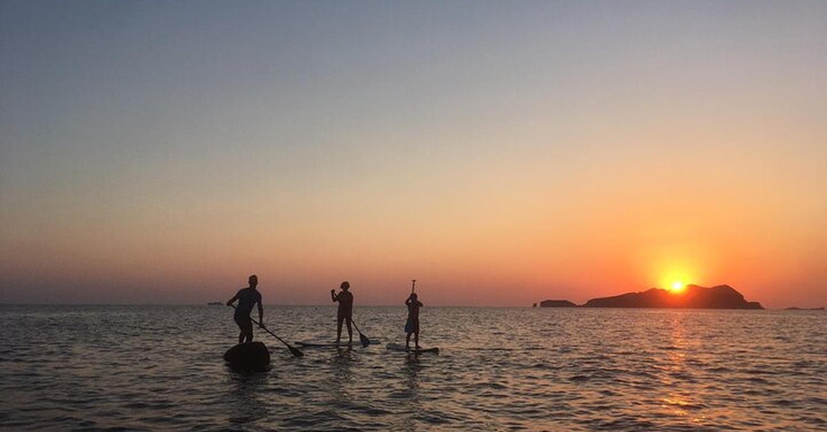 Actividad de paddle surf con puesta de sol en Ibiza