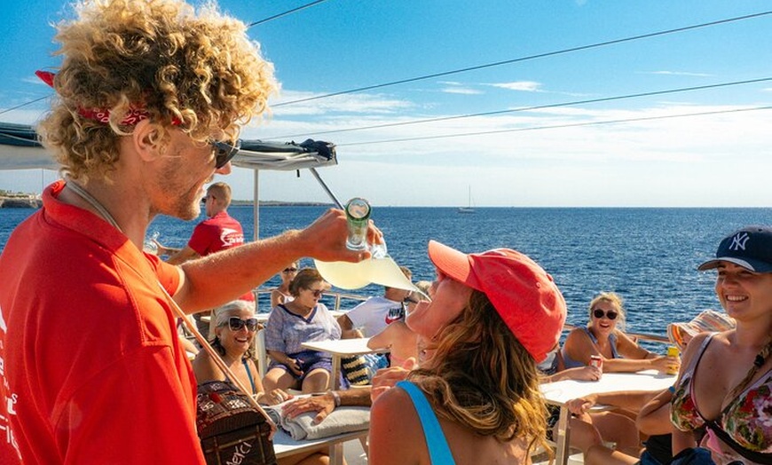 Image 9: Excursión en barco durante todo el día, comida y traslado incluidos.