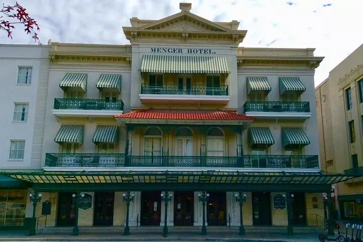 Walking Tour Along the San Antonio Riverwalk And Around Downtown