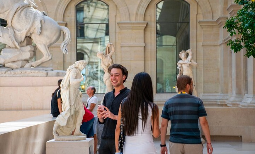Image 2: Visite exclusive du Louvre – Guide privé et prise en charge à l'hôt...