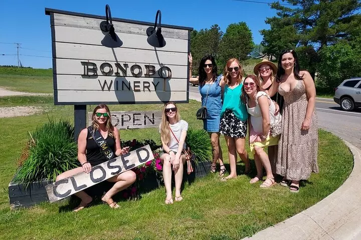 NON BUS 4 Winery Traverse City Wine Tour on Old Mission Peninsula