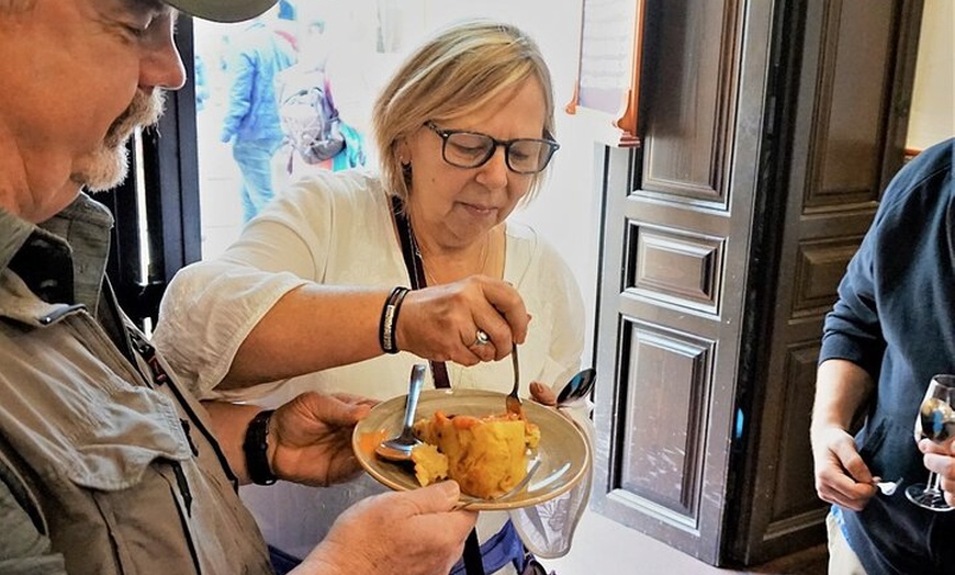 Image 3: Auténtico Tour de Tapas y Vinos en Fuengirola : ¡Come como un local!