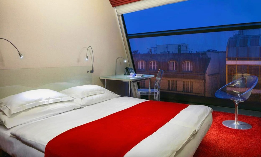 Image 2: ✈ REPUBBLICA CECA | Praga - Design Metropol Hotel 4* - City break