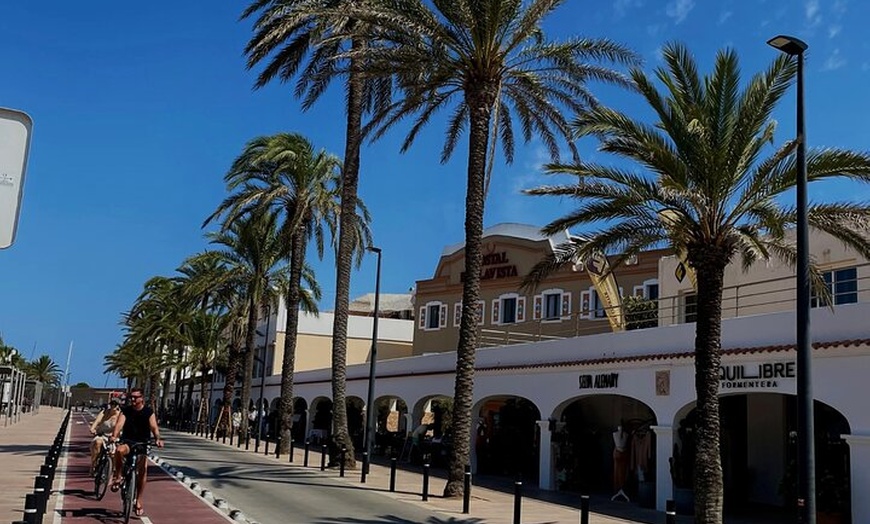 Image 30: Crucero de Ibiza a Formentera con snorkel, paella y barra libre
