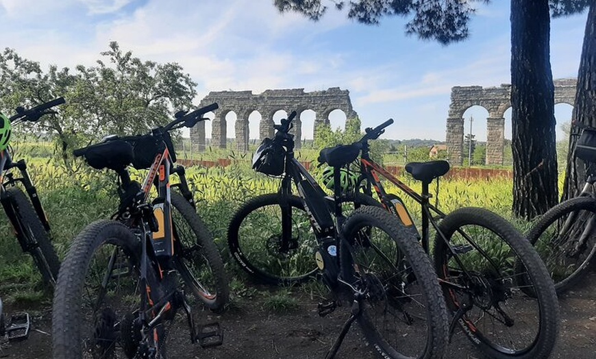Image 2: Tour PRIVATO in bici elettrica della Via Appia Antica