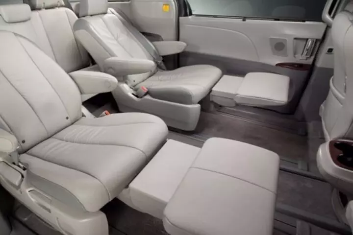 Honolulu Airport & Waikiki Hotels Private Transfer by Minivan (up t...