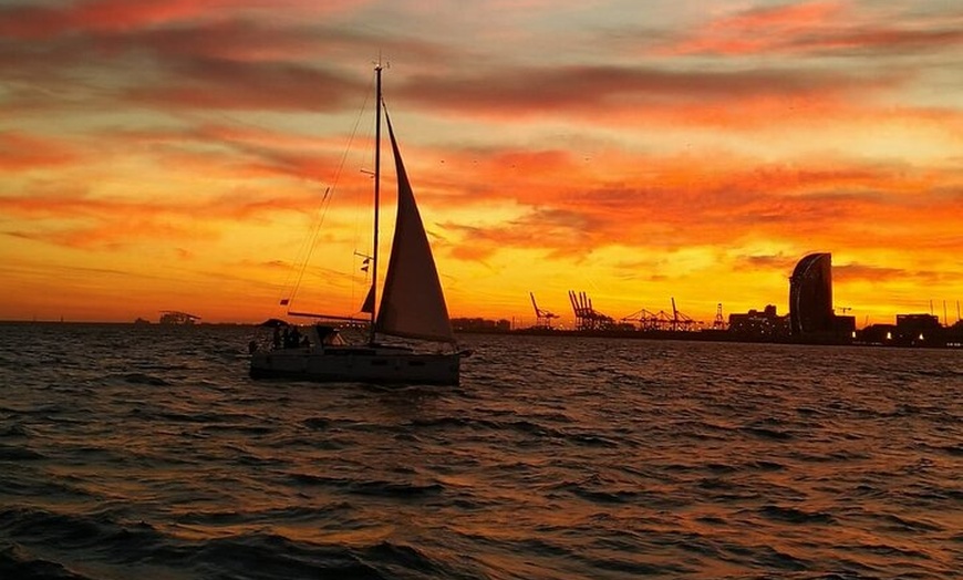 Image 10: Barcelona Sunset Private Sailing con barra libre y aperitivos