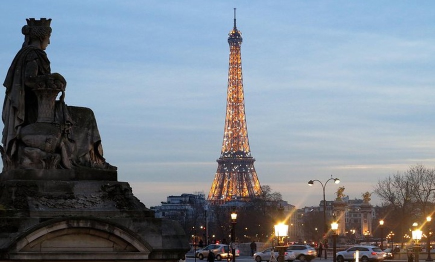 Image 7: Paris de nuit avec croisière sur la Seine et transport de luxe alle...