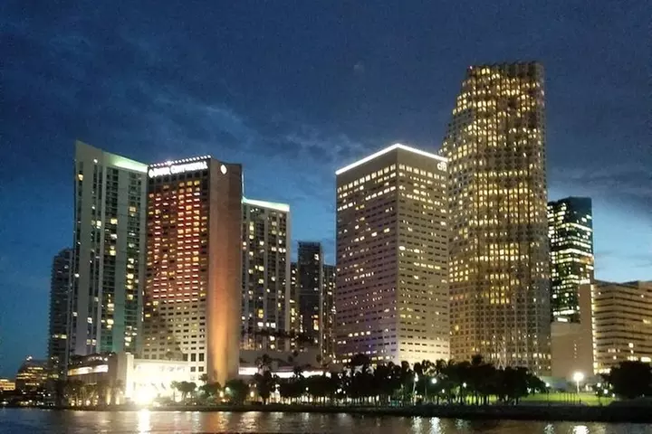 2 hrs Miami Private Boat Tour with Cooler, Ice, Bluetooth Stereo