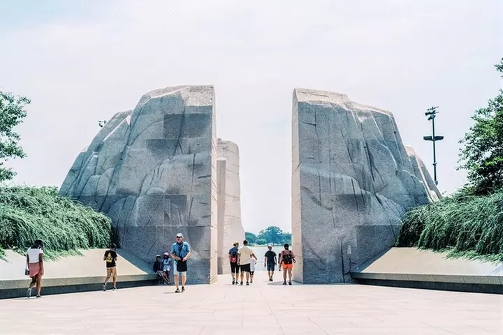 City Snapshot Tour with 10 Top Memorials, Optional Entry Tickets