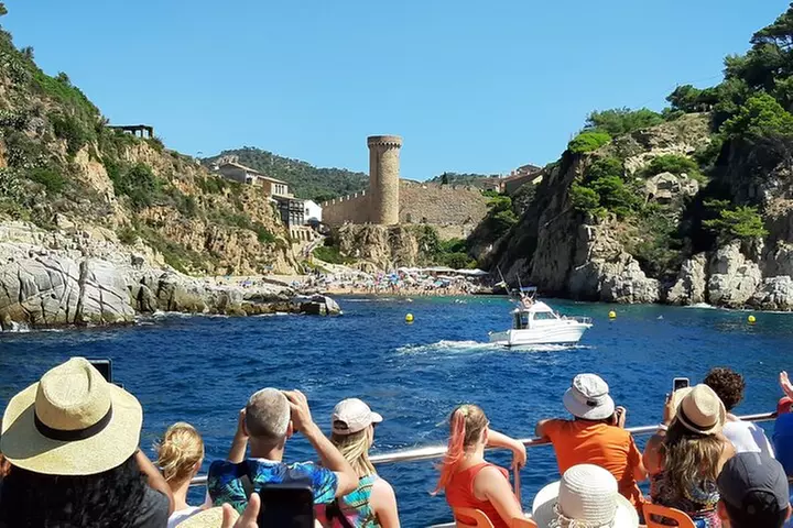 Tour turístico de un día por la Costa Brava con paseo en barco desd...