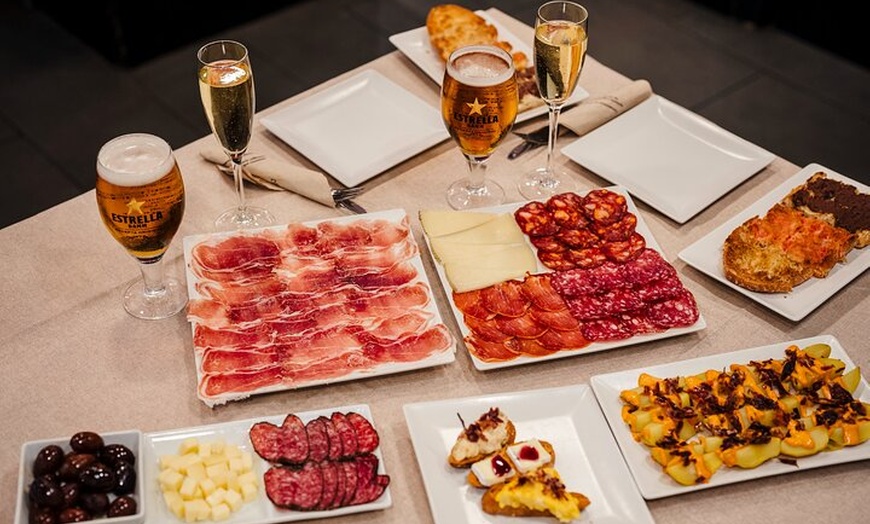 Image 2: Cata de Jamón Ibérico Sagrada Familia con Cava