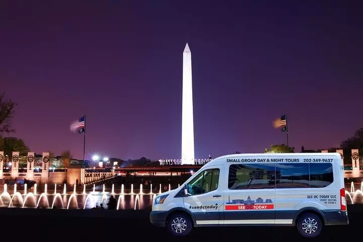 Small Group National Mall Night Tour with 10 Top Attractions