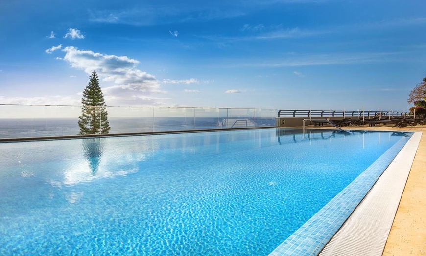 Image 2: ✈ MADEIRA | Funchal - Madeira Panorâmico Hotel 4* - Outdoor swimmin...