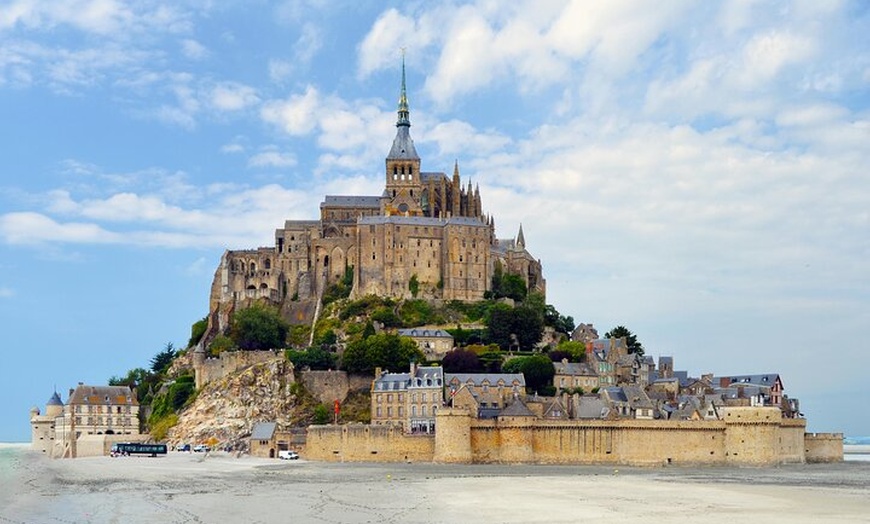 Image 1: Mont Saint-Michel Visite Guidée du Village et de l'Abbaye