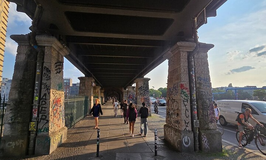 Image 21: Berlin VIP TOUR - Private Bus Tour inklusive Chauffeur und Guide