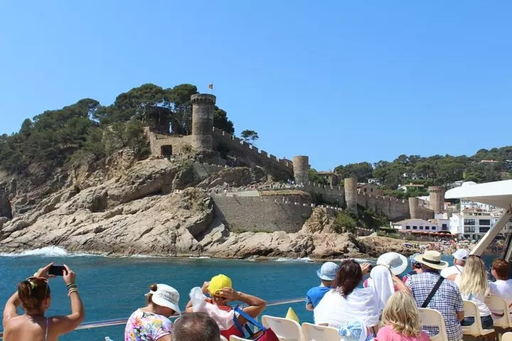 Tour turístico de un día por la Costa Brava con paseo en barco desd...