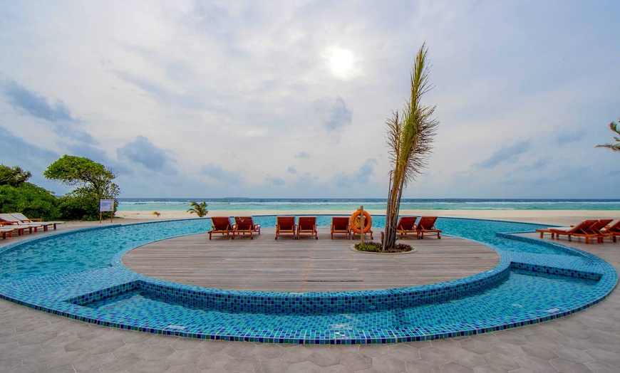 Image 2: ✈ MALDIVE | Atollo Haa Dhaalu - Hondaafushi Island Resort 4* - Upgr...