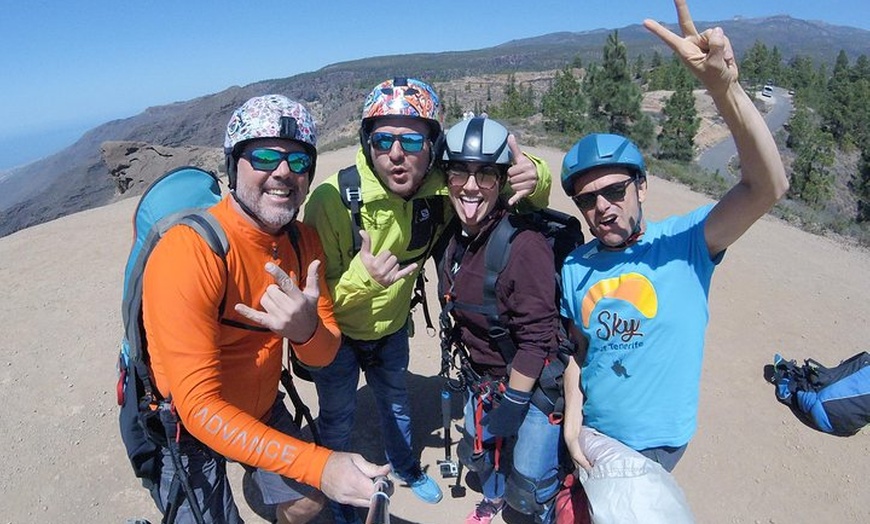 Image 25: Experiencia épica de parapente en Tenerife con el equipo campeón de...