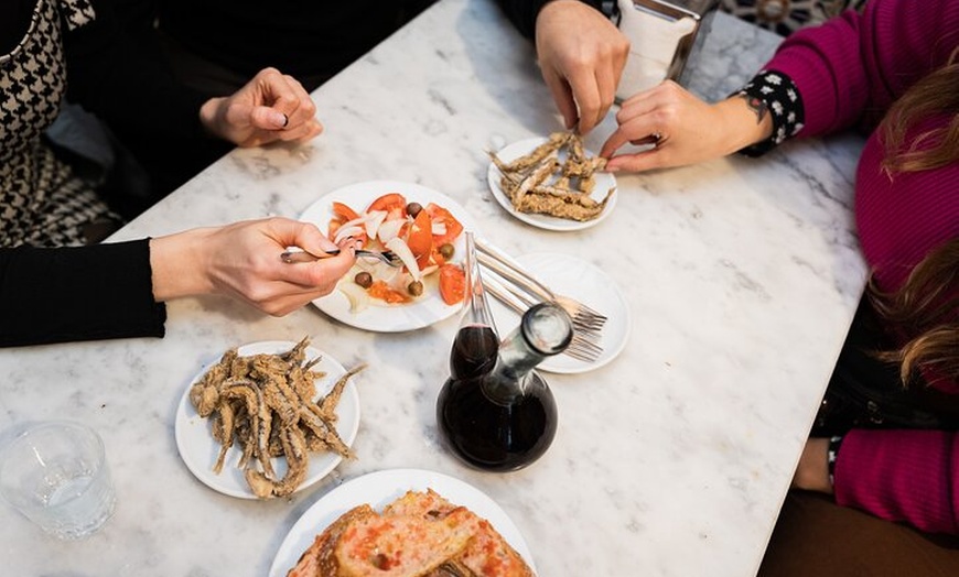 Image 4: Tour gastronómico de Barcelona : Tapas, bebidas y delicias con un l...