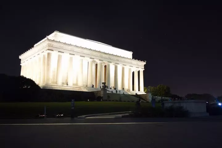 Small Group National Mall Night Tour with 10 Top Attractions