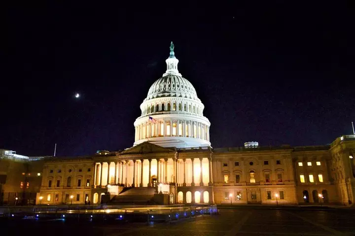 Small Group National Mall Night Tour with 10 Top Attractions