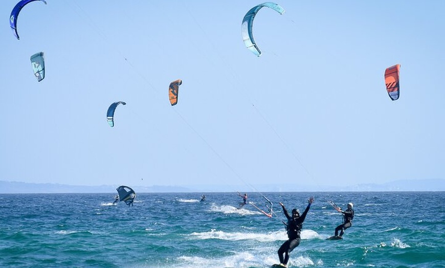 Image 8: Curso de kitesurf privado en Tarifa (de principiante a avanzado)