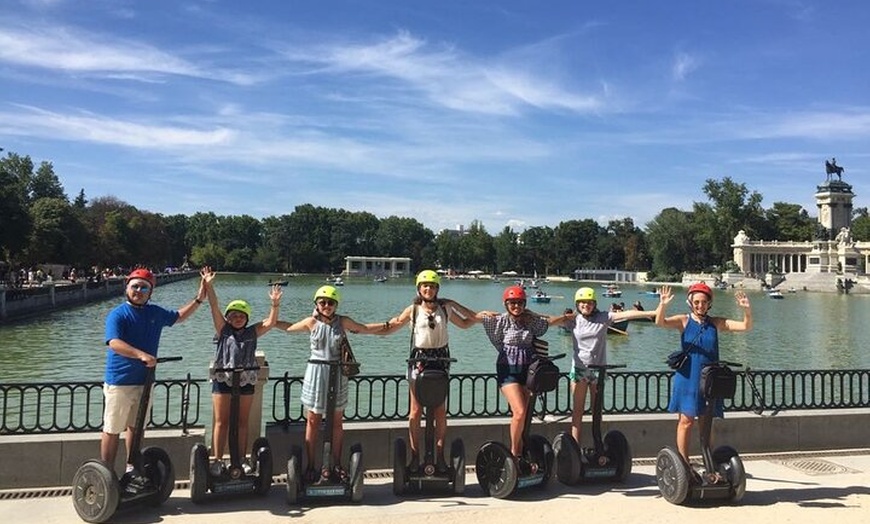 Image 2: Pasea por el famoso Parque del Retiro en Segway