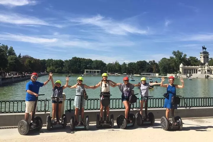 Pasea por el famoso Parque del Retiro en Segway