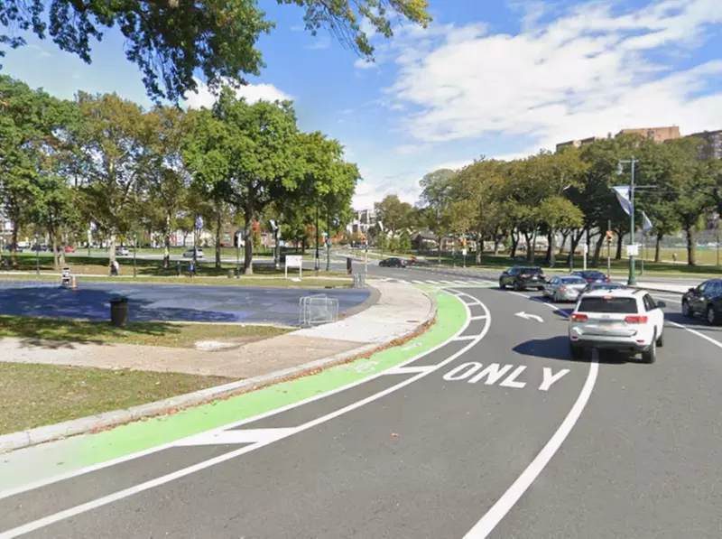 Parking at Eakins Oval Lot - Primary Image