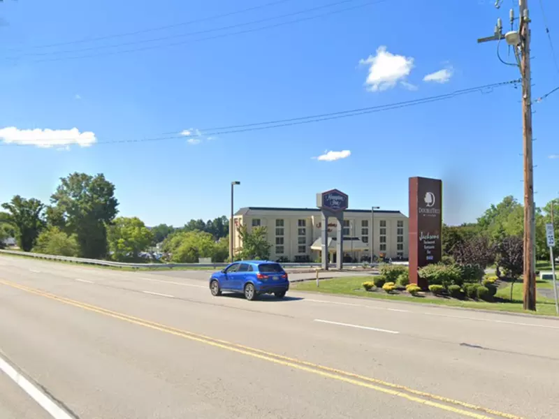 Parking at DoubleTree by Hilton Hotel Pittsburgh Airport Lot - Primary Image