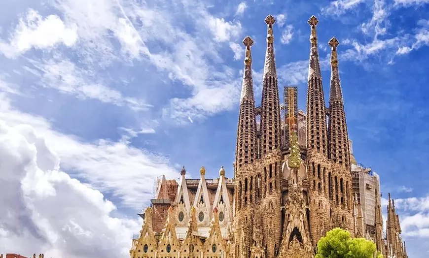 Image 10: Explora la obra maestra de Gaudí con la visita guiada a la Sagrada ...