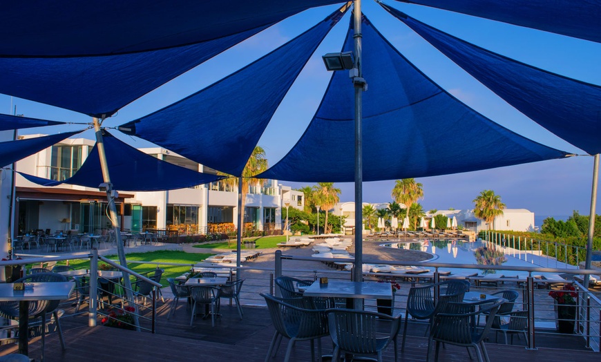 Image 11: ✈ CYPRUS | Paphos - Theo Sunset Bay Holiday Village 4* - Seafront