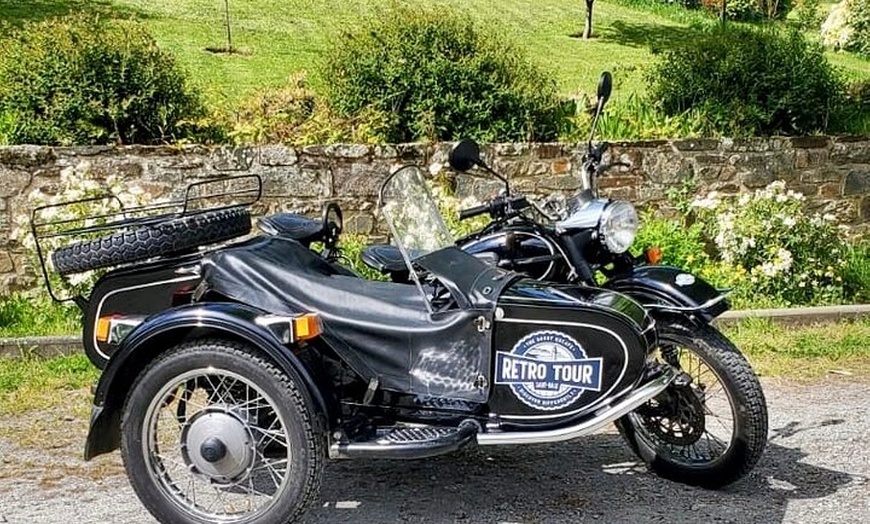 Image 2: Saint Malo et Saint Servan en sidecar vintage avec chauffeur