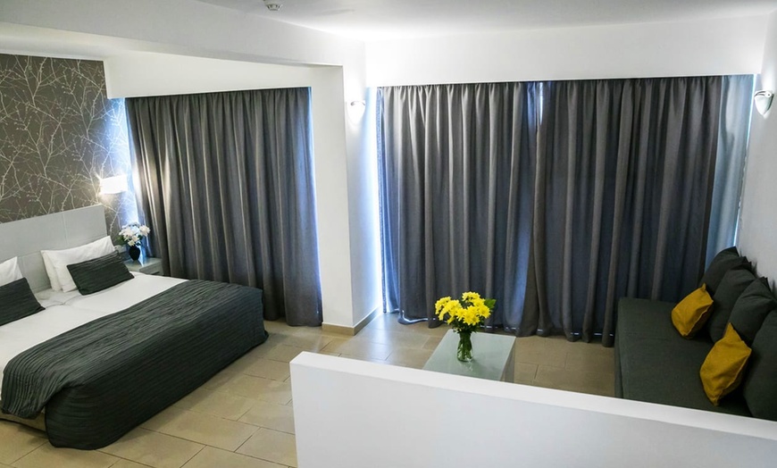 Image 7: ✈ CYPRUS | Paphos - Theo Sunset Bay Holiday Village 4* - Seafront