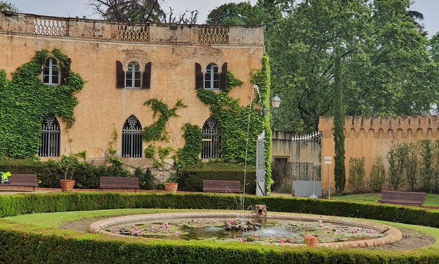 Image 2: Recorrido a Pie por El Laberinto de Horta en Barcelona