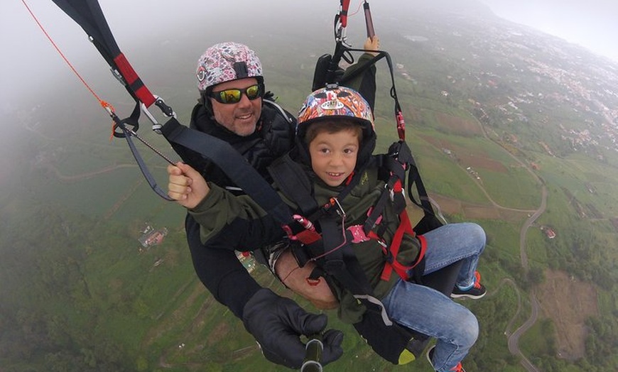 Image 3: Experiencia épica de parapente en Tenerife con el equipo campeón de...