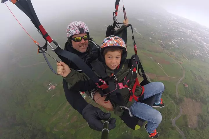 Experiencia épica de parapente en Tenerife con el equipo campeón de...