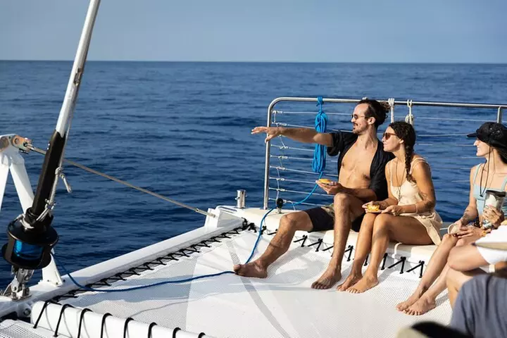 Deluxe Sail & Snorkel to the Captain Cook Monument