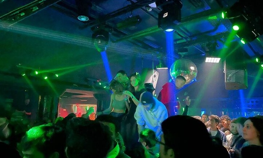 Image 37: Pubcrawl de Halloween en Madrid – Barra libre, chupitos y entrada V...